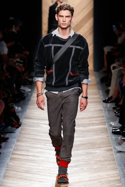Look 32